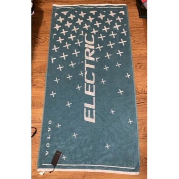 NWT Volvo Trucks Electric Green Beach Towel 70x140cm - Picture 1 of 4